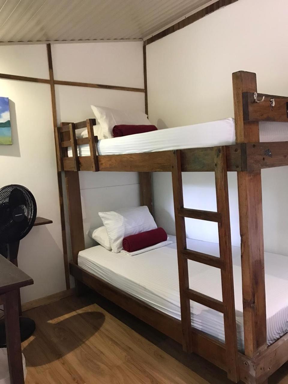 فندق Mal Pais Surf Camp Playa Santa Teresa  المظهر الخارجي الصورة