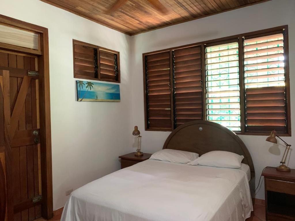 فندق Mal Pais Surf Camp Playa Santa Teresa  المظهر الخارجي الصورة