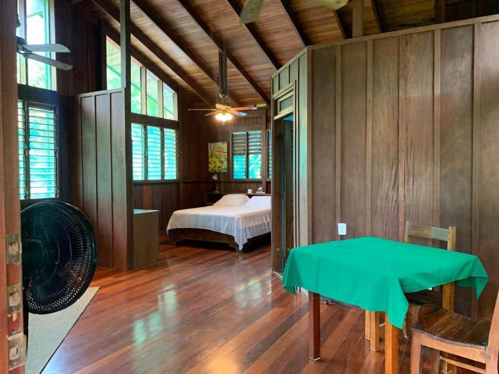 فندق Mal Pais Surf Camp Playa Santa Teresa  الغرفة الصورة