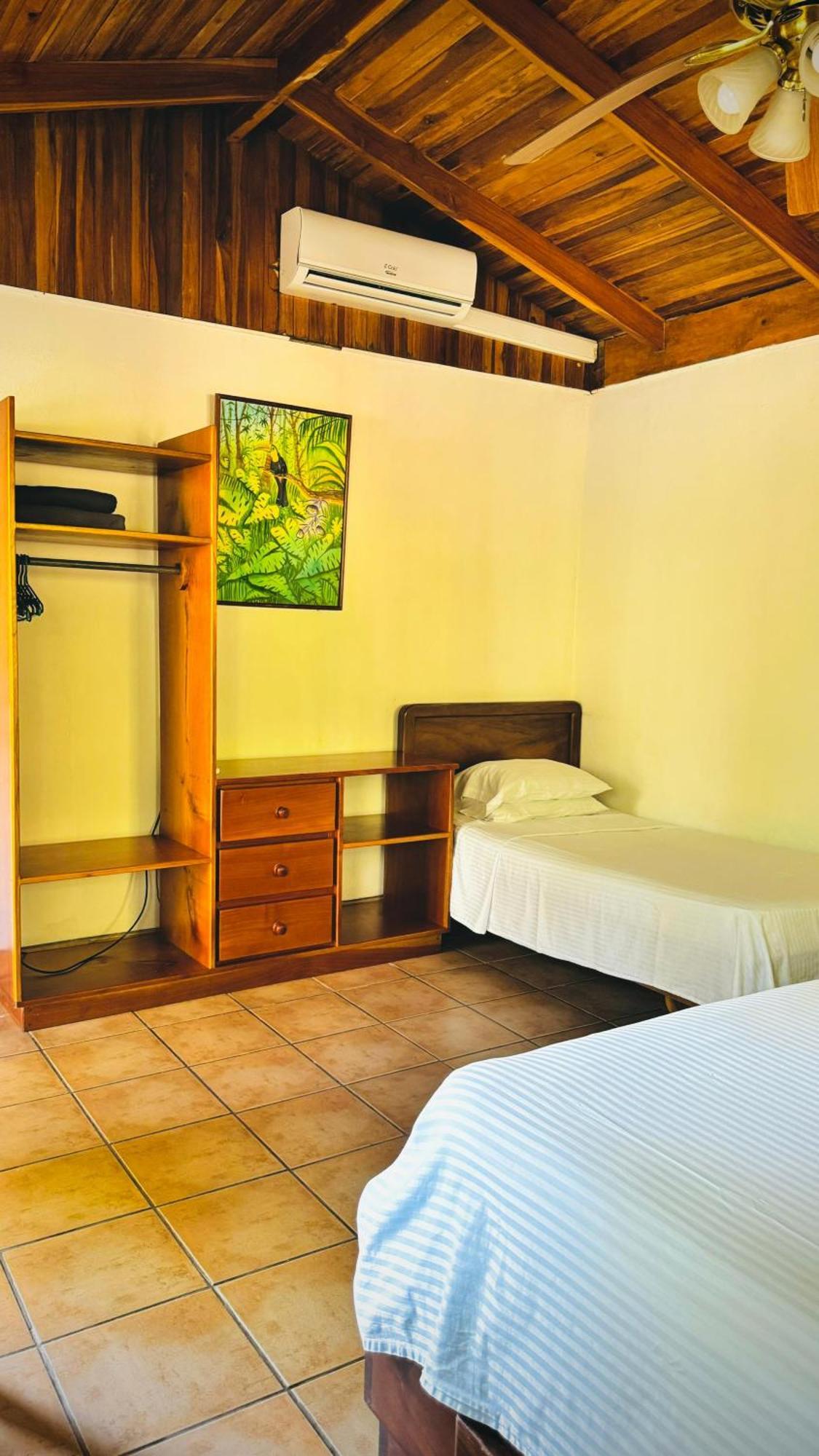 فندق Mal Pais Surf Camp Playa Santa Teresa  المظهر الخارجي الصورة