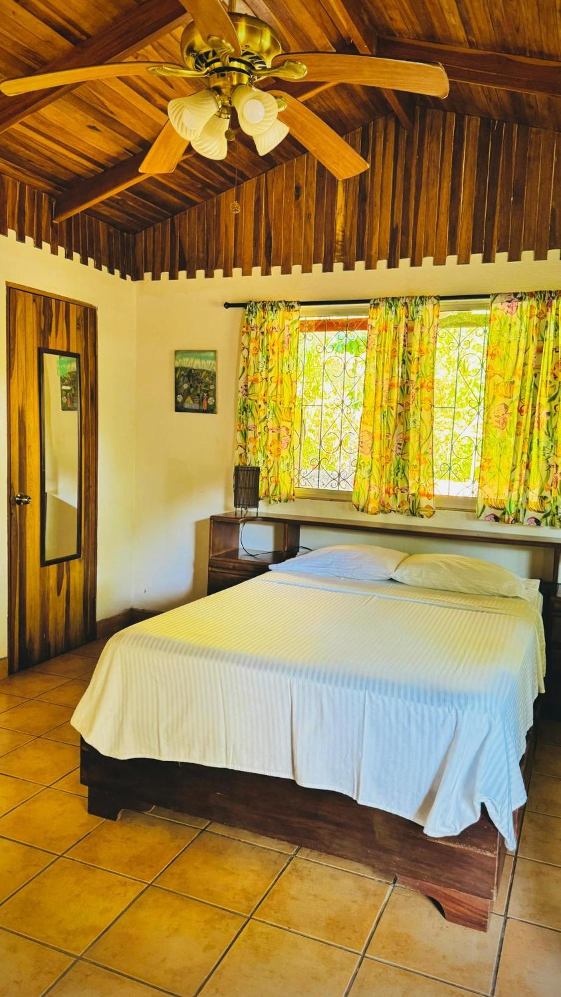 فندق Mal Pais Surf Camp Playa Santa Teresa  المظهر الخارجي الصورة