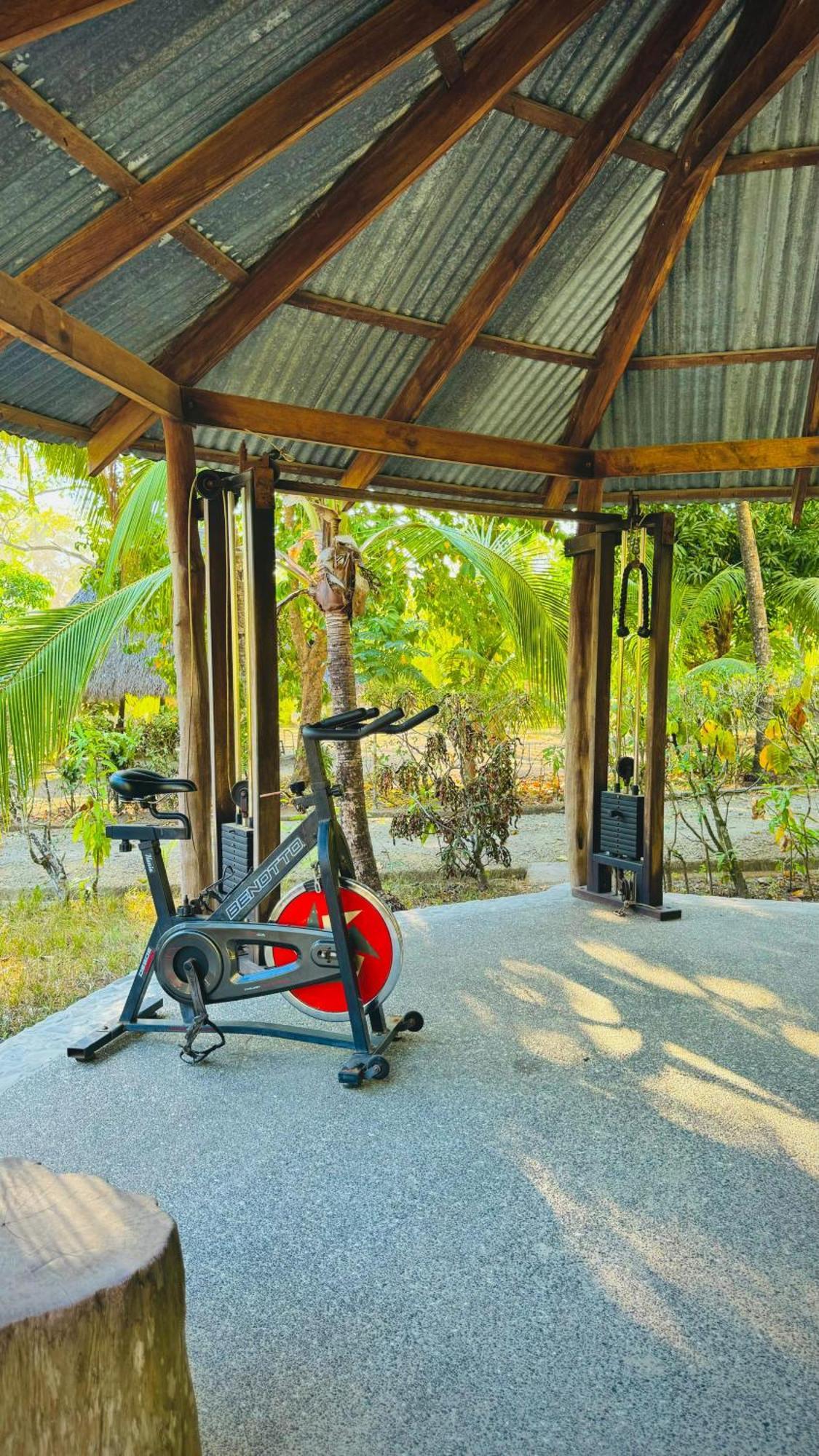 فندق Mal Pais Surf Camp Playa Santa Teresa  المظهر الخارجي الصورة