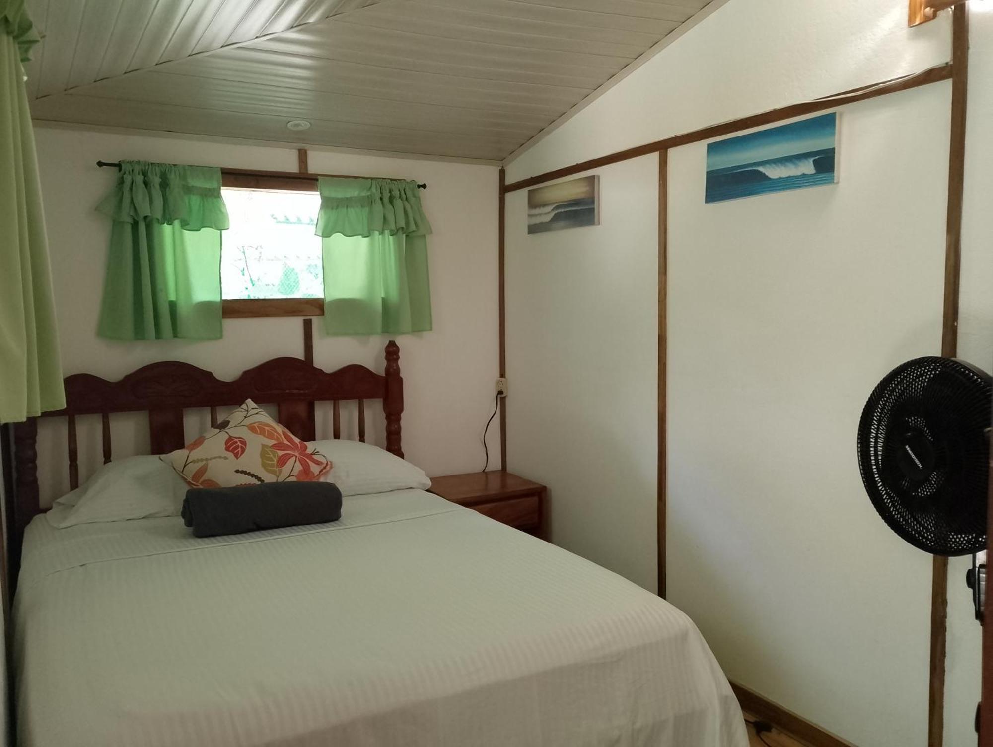 فندق Mal Pais Surf Camp Playa Santa Teresa  المظهر الخارجي الصورة