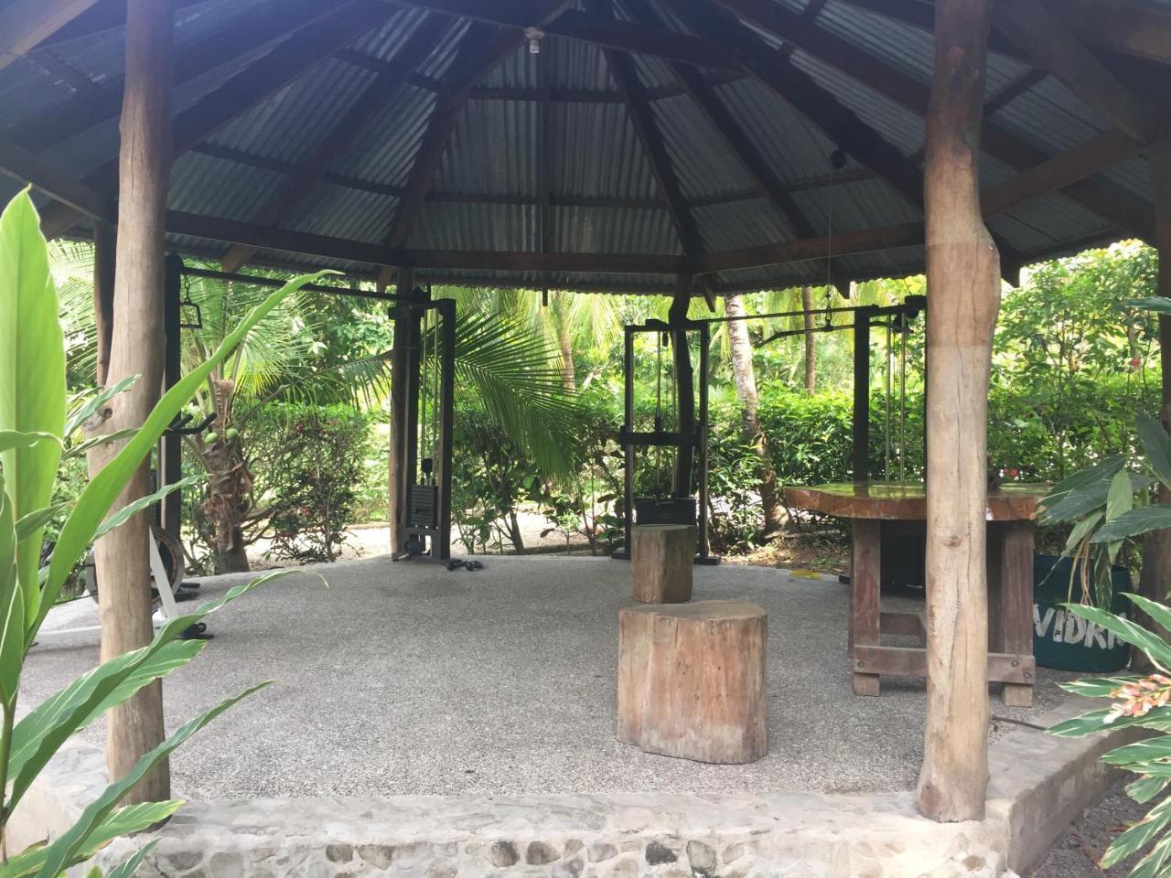 فندق Mal Pais Surf Camp Playa Santa Teresa  المظهر الخارجي الصورة