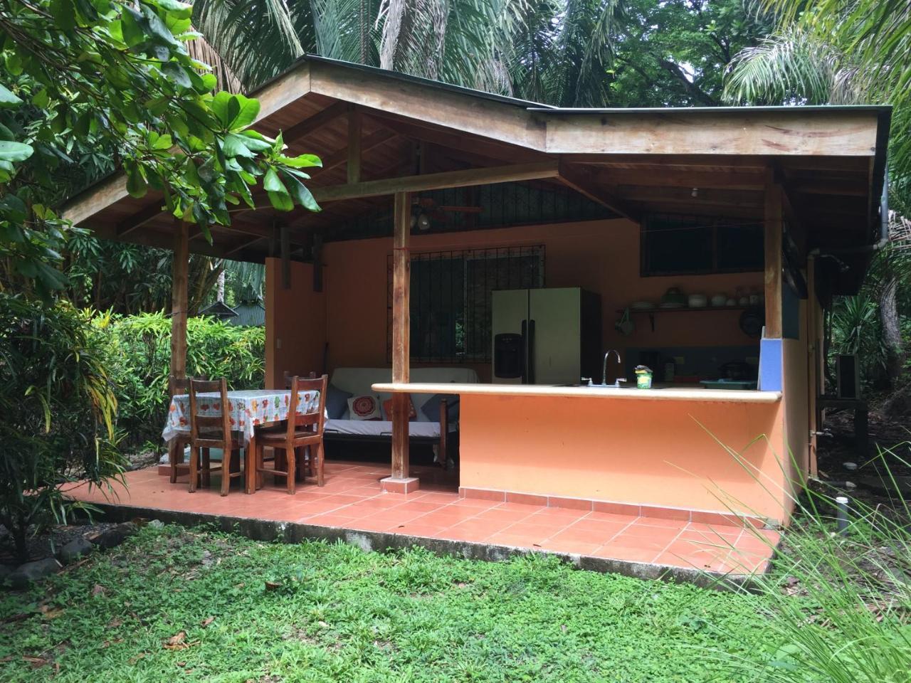 فندق Mal Pais Surf Camp Playa Santa Teresa  المظهر الخارجي الصورة